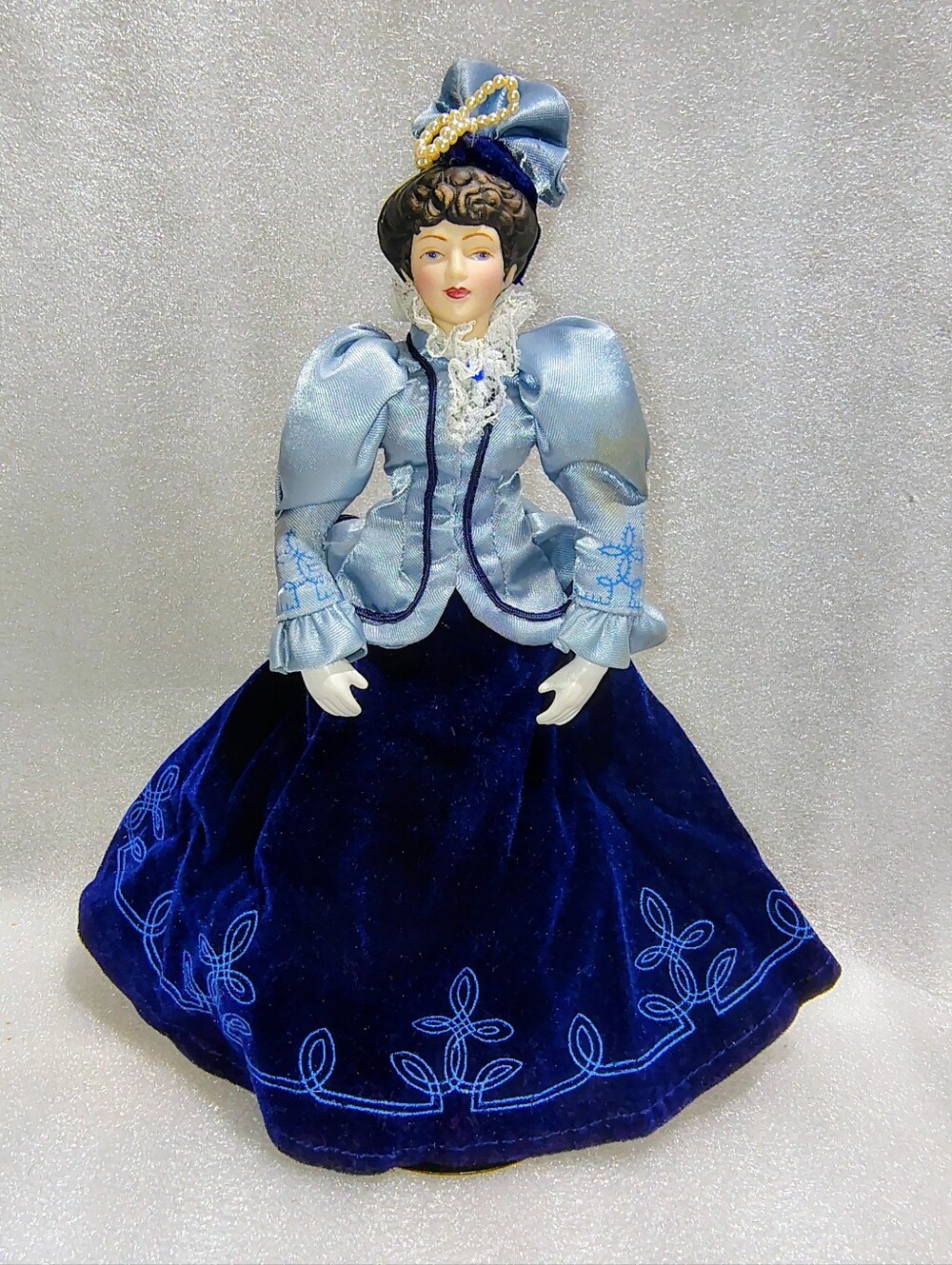 Vintage 1987 Avon Victorian Porcelain Doll Fashion American Times